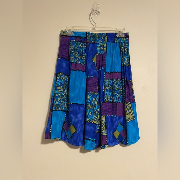 EUC C.B. Collections Blue & Purple Multi Print Shorts with pockets size medium - Picture 2 of 4